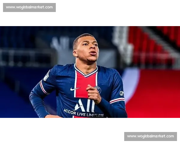 小罗携大罗、维尼修斯亮相 Nike 活动：传奇与新星跨代际传递足球正能量